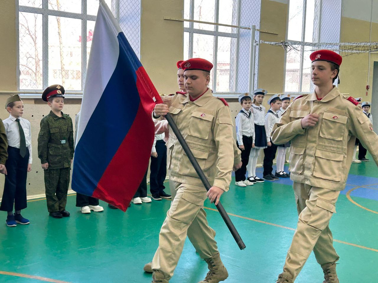 Смотр строя и песни среди начальных классов.