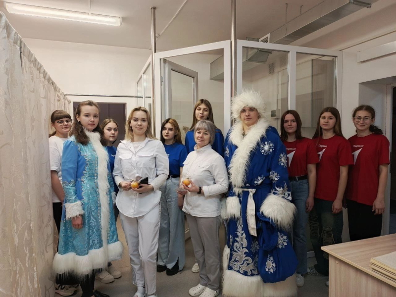 Активисты и участники первичных отделений «Движения Первых» Клинцовского района активно участвуют во Всероссийской акции «Российский детский Дед Мороз» и «Первые елки».